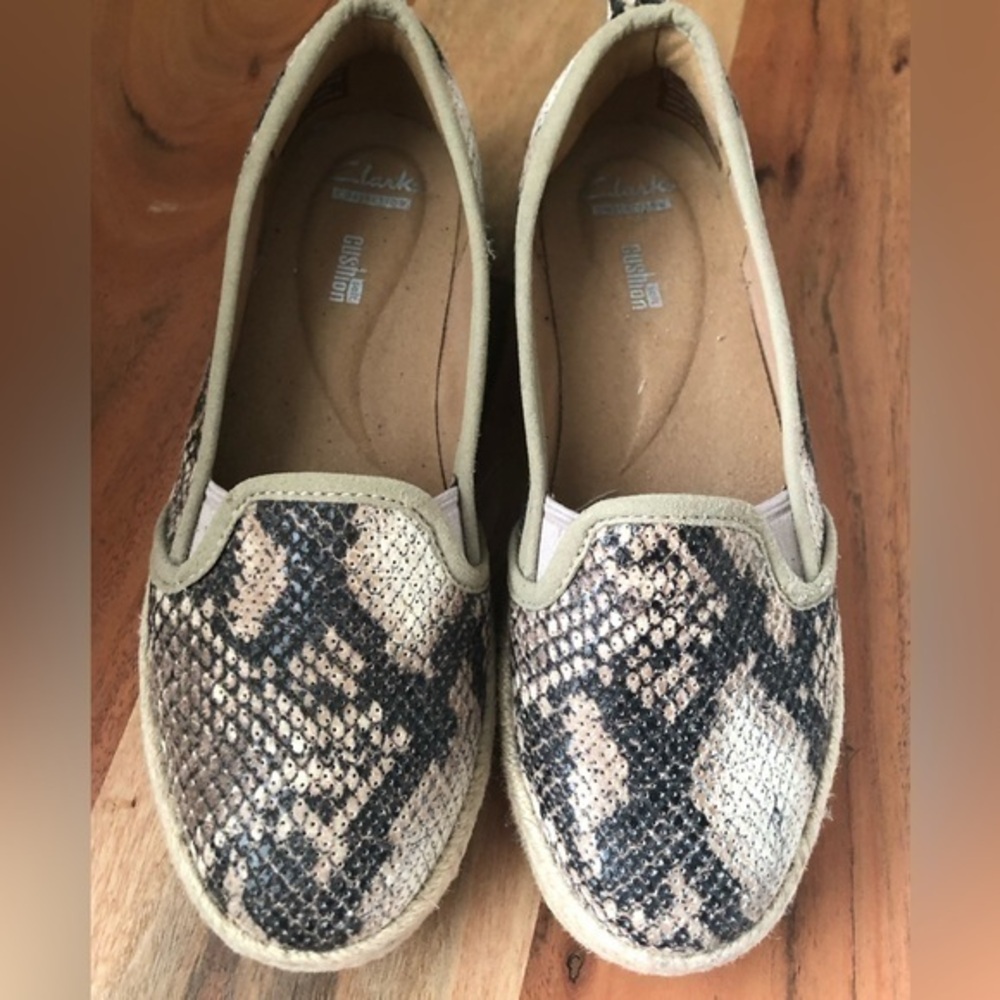 Clarks Collection soft Cushion snake skin espadrille loafer, size 6